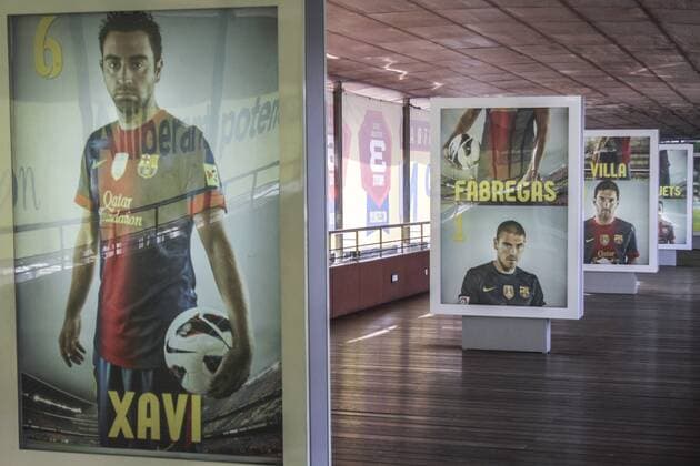 Spanien, Barcelona, Camp Nou, Camp Nou Experience, Fotos der Spieler Xavi Hernandez, Victor Valdes, Lionel Messi in Schaufenstern beim Verlassen des Museums