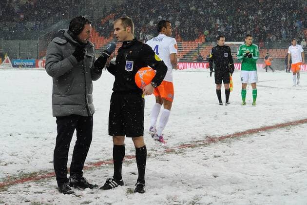 Philippe Kalt (Schiedsrichter) mit einem Canal+ Moderator FOOTBALL : AS Saint Etienne vs Montpellier HSC - Ligue 1 - 09 02 2013 FredericChambert Panoramic 