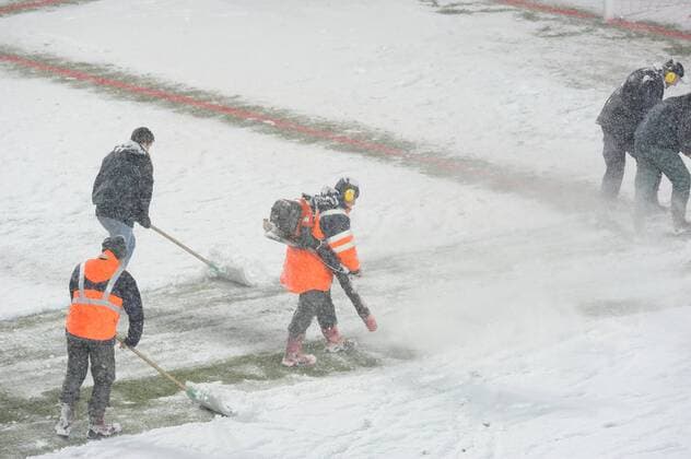 Schnee wird vom Rasen geblasen FOOTBALL : AS Saint Etienne vs Montpellier HSC - Ligue 1 - 09 02 2013 FredericChambert Panoramic 