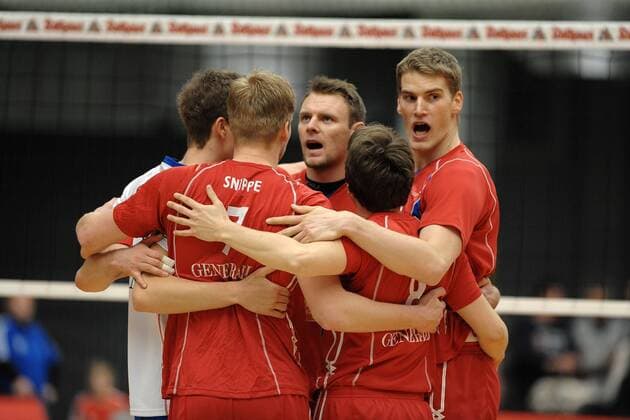 Greude bei Generali Haching nach dem gewonnenen zweiten Satz. Volleyball, 1.Bundesliga, Maenner, VfB Friedrichshafen - Generali Haching, 10.02.2013