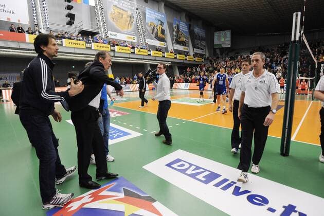 Trainer Stelian MOCULESCU (VfB Friedrichshafen) ist nach dem Spielende ausser sich wegen fehlerhaften Schiedsrichterentscheidungen. Volleyball, 1.Bundesliga, Maenner, VfB Friedrichshafen - Generali Haching, 10.02.2013