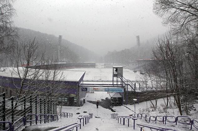 Fußball, Stadiongeschichte FC Erzgebirge Aue Aue, 08.02.2013, Sparkassen-Erzgebirgsstadion, 2.Bundesliga, 21.Spieltag FC Erzgebirge Aue . im Bild: Stadion Impressionen, 3 Stunden vor Spielbeginn schneit es heftig in Aue, das Spiel soll wohl dennoch angepfiffen werden.