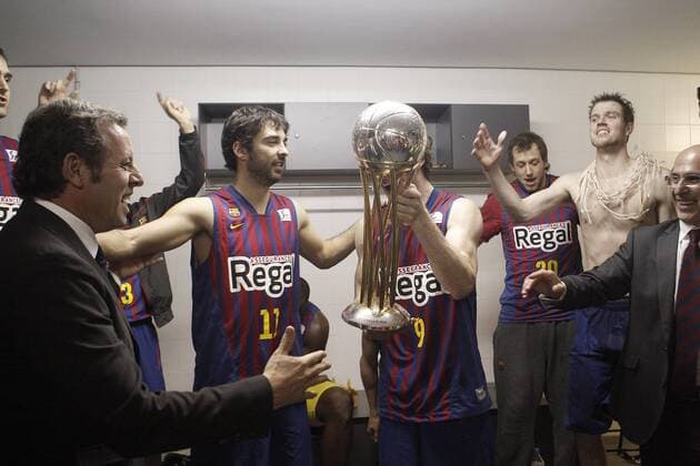 FC Barcelona Regal s President Ssandro Rosell celebrates the victory in the Spanish Basketball King s Cup Final match with Juan Carlos Navarro, Marcelinho Huertas, Joe Ingles and CJ Wallace.February 07,2013.  (201302101368)