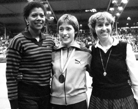 60m Hallenmeisterin Heidi Gaugel (BR Deutschland, Mitte) zwischen Wilma Rudolph (USA, li.) und Annegret Richter (BR Deutschland)