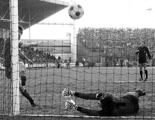 Paul Breitner (FC Bayern München) erzielt gegen Torwart Dieter Burdenski (SV Werder Bremen) das Tor zur 1:2 Führung