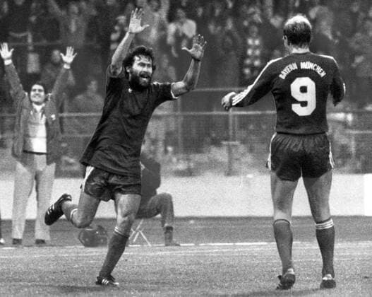 FC Bayern München - SL Benfica Lissabon 4:1 - Jubel von Paul Breitner (Bayern)