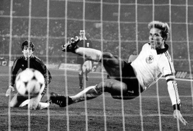 BR Deutschland - Bulgarien 4:0 - Karl Heinz Rummenigge (BRD, re.) erzielt das Tor zum 2:0 gegen Torwart Georgi Velinov (Bulgarien)