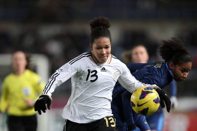13.02.2013, xmrx, Freundschaftspiel, Frankreich - Deutschland, v.l. Celia Okoyino da Mbabi (Deutschland), Laura Georges (Frankreich), im Zweikampf, Duell, duel, tackle