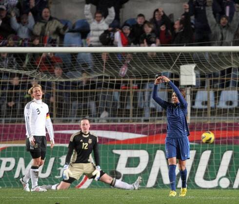 13.02.2013, xmrx, Freundschaftspiel, Frankreich - Deutschland, v.l. Saskia Bartusiak (Deutschland) enttäuscht schauend, Enttäuschung, disappointed, im Zweikampf, Duell, duel, tackle, Almuth Schult (Deutschland), Louisa Necib (Frankreich) mit Torjubel, celebrate the goal, goal celebration, Jubel über das Tor 1:2