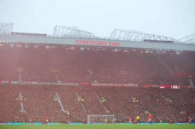PROPAGANDA20130113 Football - soccer: Barclays Premier League, Liverpool FC, Red smoke surrounds Old Trafford after a Liverpool supporters smoke bomb during the Premiership match against Manchester United. xHOCHxZWEIx xPropagandax 