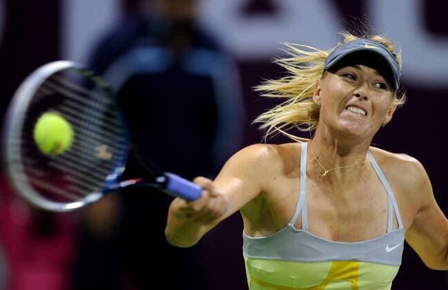 DOHA, Feb. 14, 2013 -- Maria Sharapova of Russia hits a return during the women s singels third round match at the WTA Tennis Damen Qatar Open tennis tournament in Doha, Qatar, Feb. 14, 2013. 