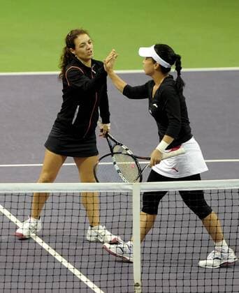 DOHA, Feb. 14, 2013 -- Zheng Jie (R) of China celebrates during the women s doubles second round match at the WTA Tennis Damen Qatar Open tennis tournament in Doha, Qatar, Feb. 14, 2013. 