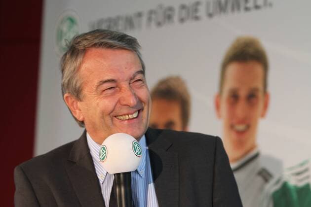 15.02.2013, Frankfurt, DFB Zentrale Preisverleihung des DFB-Umweltcup 2012 Die drei Bundessieger werden durch DFB-Präsident Wolfgang Niersbach für Ihr Engagement ausgezeichnet. Portrait gut gelaunt Wolfgang Niersbach DFB-Präsident
