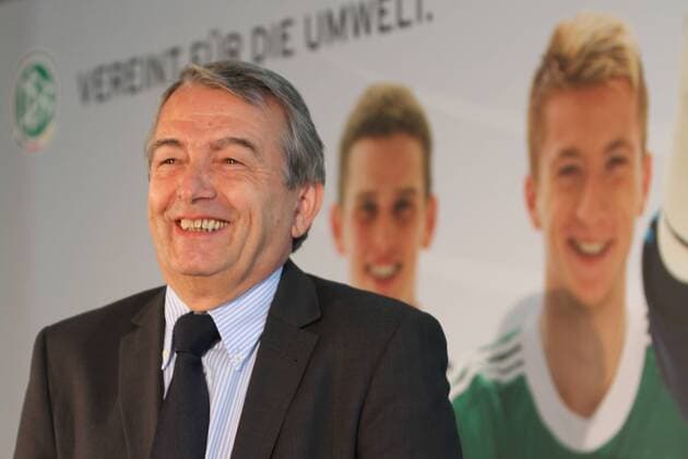 15.02.2013, Frankfurt, DFB Zentrale Preisverleihung des DFB-Umweltcup 2012 Die drei Bundessieger werden durch DFB-Präsident Wolfgang Niersbach für Ihr Engagement ausgezeichnet. Portrait gut gelaunt Wolfgang Niersbach DFB-Präsident