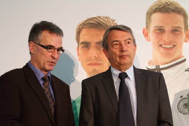 15.02.2013, Frankfurt, DFB Zentrale Preisverleihung des DFB-Umweltcup 2012 Die drei Bundessieger werden durch DFB- Generalsekretär Helmut Sandrock und DFB-Präsident Wolfgang Niersbach für Ihr Engagement ausgezeichnet. gut gelaunt DFB- Generalsekretär Helmut Sandrock und Wolfgang Niersbach DFB-Präsident , Generalsekretär Helmut Sandrock und der Vorsitzenden der DFB-Arbeitsgruppe Klima- und Umweltschutz, Claudia Roth, ihm Rahmen einer kurzen