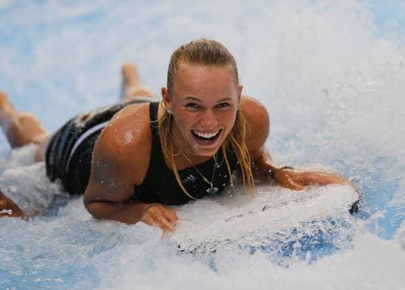 Dubai Tennis Championships 2013,WTA Tennis Turnier,International Series,Dubai Tennis Stadium, U.A.E., Caroline Wozniacki (DEN) im Wild Wadi Vergnügungspark in Dubai, schwimmt,surfing,
