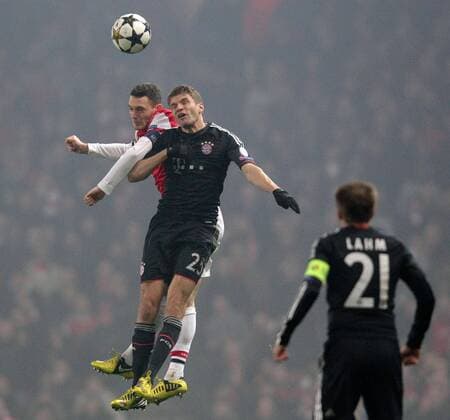Kopfballduell zwischen Thomas VERMAELEN (FC Arsenal London - 5) und Thomas Müller (FC Bayern München - 25) 19.02.2013 Fussball Champions League Achtelfinale Hinspiel FC Arsenal London (Großbritannien - GB) - FC Bayern München (Deutschland - GER) Fussball Maenner Saison 2012 13