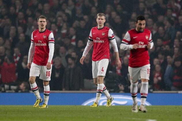 Arsenal London mit Aaron RAMSEY (FC Arsenal London - 16) und Per MERTESACKER (FC Arsenal London - 4) enttäuscht, frustriert, Entaeuschung, Frust, Emotionen nach fruehem 0-1 Rueckstand 19.02.2013 Fussball Champions League Achtelfinale Hinspiel FC Arsenal London (Großbritannien - GB) - FC Bayern München (Deutschland - GER) Fussball Maenner Saison 2012 13