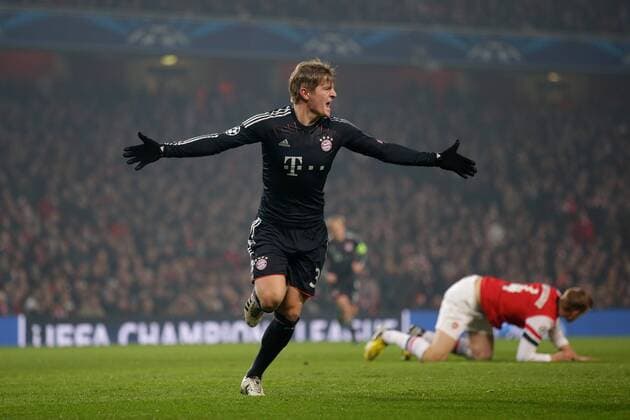 19.02.2013 Fussball Champions League Achtelfinale Hinspiel FC Arsenal London (Großbritannien - GB) - FC Bayern München (Deutschland - GER) Fussball Maenner Saison 2012 13 Toni KROOS (FC Bayern München - 39) bejubelt sein Tor zum 0jubelt nach seinem 1:0 Per MERTESACKER (FC Arsenal London - 4) am Boden