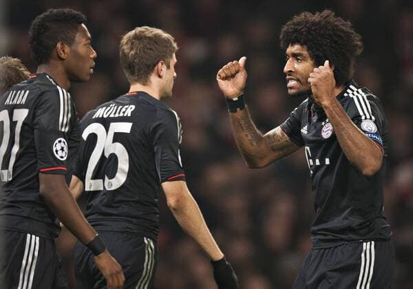 London, 19.02.2013, Emirates Stadium, Fußball Torjubel: David Alaba (FCB), Thomas Müller (FCB), Dante (FCB) FC Arsenal London - FC Bayern München