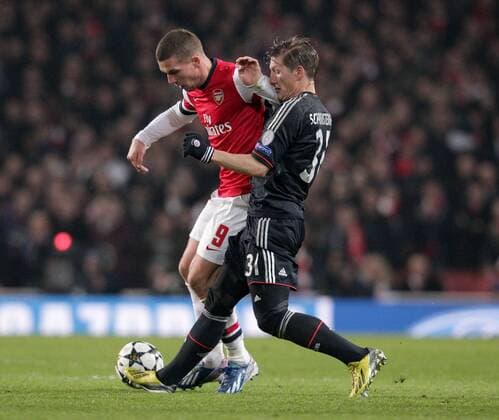 Lukas PODOLSKI (FC Arsenal London - 9) im Zweikampf mit Bastian SCHWEINSTEIGER (FC Bayern München - 31) - Poldi und Schweini 19.02.2013 Fussball Champions League Achtelfinale Hinspiel FC Arsenal London (Großbritannien - GB) - FC Bayern München (Deutschland - GER) Fussball Männer Saison 2012 13