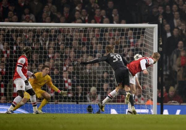 19.02.2013, Fussball Champions League: FC Arsenal London - FC Bayern München, im Emirates-Stadion London. Torschuss von Toni Kroos (re, Bayern München) zum 1:0.