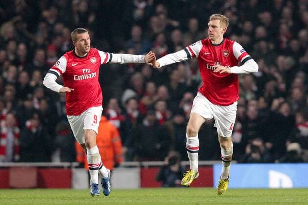 Lukas PODOLSKI (FC Arsenal London - 9) jubelt, freut sich, Jubel, Freude zusammen mit Per MERTESACKER (FC Arsenal London - 4) seinen Anschlusstreffer zum 1-2 19.02.2013 Fussball Champions League Achtelfinale Hinspiel FC Arsenal London (Großbritannien - GB) - FC Bayern München (Deutschland - GER) Fussball Maenner Saison 2012 13