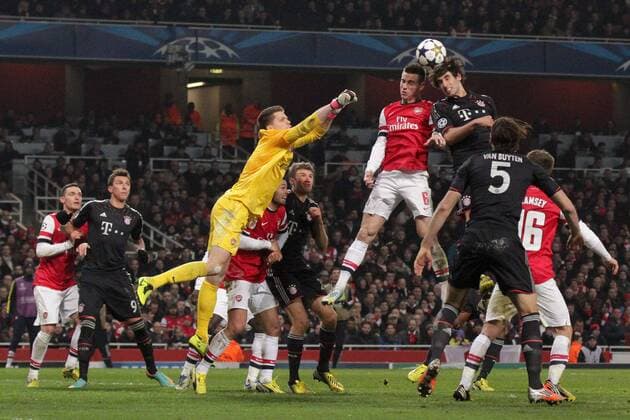 Kopfballchance für Javier MARTINEZ (FC Bayern München - 8) nach einer Ecke - gegen Laurent KOSCIELNY (FC Arsenal London - 6) 19.02.2013 Fussball Champions League Achtelfinale Hinspiel FC Arsenal London (Großbritannien - GB) - FC Bayern München (Deutschland - GER) Fussball Männer Saison 2012 13
