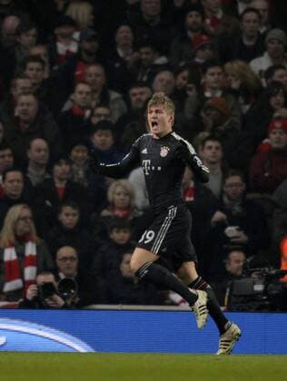 19.02.2013, Fussball Champions League: FC Arsenal London - FC Bayern München, im Emirates-Stadion London. Torjubel von Toni Kroos ( Bayern München) zum 1:0.