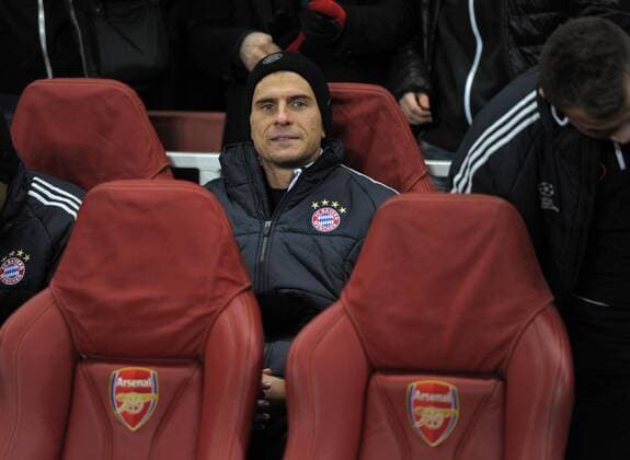 19.02.2013, Fussball Champions League: FC Arsenal London - FC Bayern München, im Emirates-Stadion London. Mario Gomez (München) muss auf der Bank schmoren.