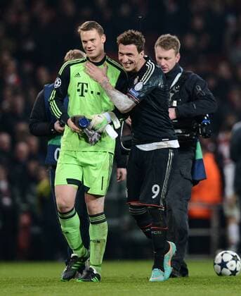 FUSSBALL CHAMPIONS LEAGUE ACHTELFINALE HINSPIEL 2012 2013 FC Arsenal London - FC Bayern München 19.02.2013 Gut gelaunt nach dem Abpfiff: Torwart Manuel Neuer (li) und Mario Mandzukic (re, beide FC Bayern München) 