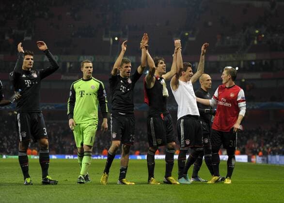19.02.2013, Fussball Champions League: FC Arsenal London - FC Bayern München, im Emirates-Stadion London. Schlussjubel der Bayern.