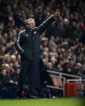 19.02.2013, Fussball Champions League: FC Arsenal London - FC Bayern München, im Emirates-Stadion London. Trainer Jupp Heynckes (Bayern München) am Spielfeldrand.