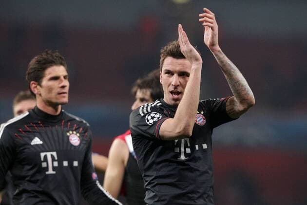 Mario MANDZUKIC (FC Bayern München - 9) bedankt sich bei den Fans - applaudiert 19.02.2013 Fussball Champions League Achtelfinale Hinspiel FC Arsenal London (Großbritannien - GB) - FC Bayern München (Deutschland - GER) Fussball Maenner Saison 2012 13