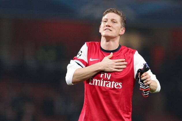 Bastian SCHWEINSTEIGER (FC Bayern München - 31) klopft sich auf die Brust im Arsenal London Trikot 19.02.2013 Fussball Champions League Achtelfinale Hinspiel FC Arsenal London (Großbritannien - GB) - FC Bayern München (Deutschland - GER) Fussball Maenner Saison 2012 13
