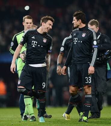 FUSSBALL CHAMPIONS LEAGUE ACHTELFINALE HINSPIEL 2012 2013 FC Arsenal London - FC Bayern München 19.02.2013 Mario Mandzukic (li, FC Bayern München) und Mario Gomez (FC Bayern München) freien sich ueber den Sieg 