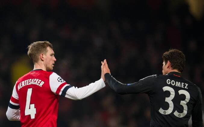 Nach dem Spiel: Per MERTESACKER (ARS) und Mario GOMEZ (vl BAY) Fussball UEFA Championsleague Saison 2012 2013, Achtelfinale Hinspiel: FC Arsenal London - FC Bayern München in London, England am 19.02.2013,