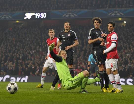 19.02.2013, Fussball Champions League: FC Arsenal London - FC Bayern München, im Emirates-Stadion London. Torwart Manuel Neuer (Bayern) schaut dem Ball hinterher.