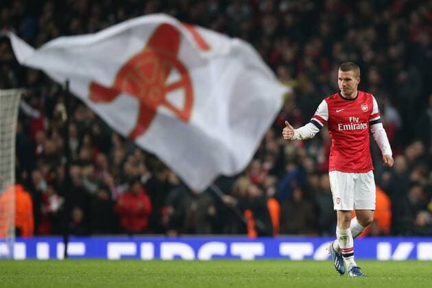 19.02.2013 Fussball Champions League Achtelfinale Hinspiel FC Arsenal London (Großbritannien - GB) - FC Bayern München (Deutschland - GER) Fussball Maenner Saison 2012 13 Lukas PODOLSKI (FC Arsenal London - 9) jubelt mit Daumen hoch- im hintergrund die Arsenal Fahne der Gunners