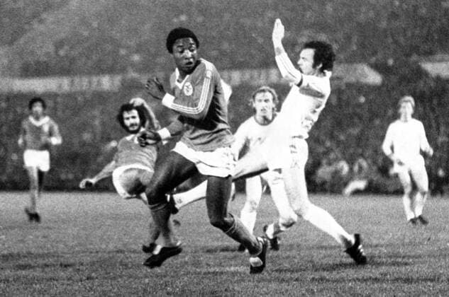 SL Benfica Lissabon - FC Bayern München 0:0 - Jordao (Benfica, li.) gegen Franz Beckenbauer (Bayern)