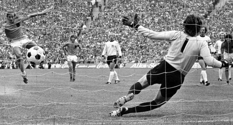 BR Deutschland - Niederlande 2:1 - Johan Neeskens (Niederlande) erzielt per Elfmeter das Tor zum 1:0 gegen Torwart Sepp Maier (BRD), dahinter Johan Cruyff (Niederlande), Berti Vogts und Franz Beckenbauer (beide BRD)