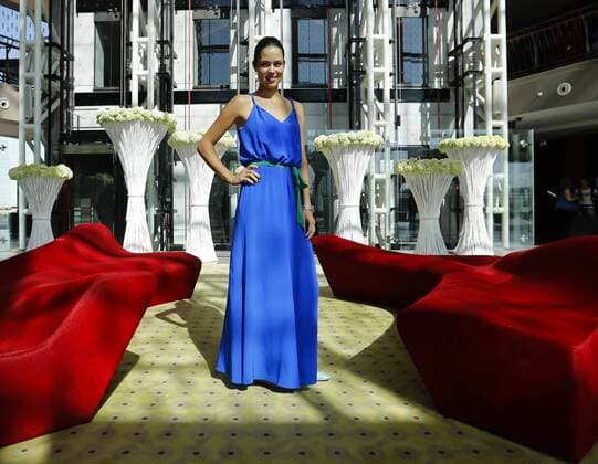Dubai Tennis Championships 2012,WTA Tennis Turnier,International Series,Dubai Tennis Stadium, U.A.E.,Ana Ivanovic (SRB) im blauen Abendkleid im Jumeirah Creekside Hotel dem offiziellenSpielerhotel,Ganzkoerper, Querformat,privat,modisch,