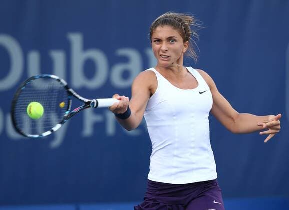 Dubai Tennis Championships 2013,WTA Tennis Turnier,International Series,Dubai Tennis Stadium, U.A.E., Sara Errani (ITA), Aktion,Einzelbild,Halbkoerper,Querformat,