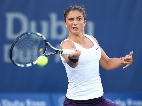 Dubai Tennis Championships 2013,WTA Tennis Turnier,International Series,Dubai Tennis Stadium, U.A.E., Sara Errani (ITA), Aktion,Einzelbild,Halbkoerper,Querformat,