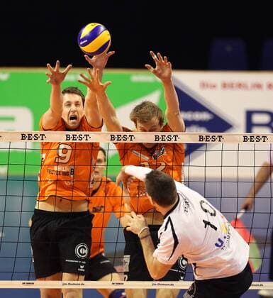 Ricardo Galandi und Paul Caroll, BR Volleys, hinten, vorne Nico Zager, Rottenburg, Angriff, Schmetterschlag, Angriff, Abwehr, Aktion, hoch Berlin Recycling Volleys, BR Volleys vs RV Rottenburg, 1. Bundesliga, Deutsche Volleyball Liga, DVL, 2012 2013, Herren, Männer, Volleyvall, Deutschland, Germany, Max-Schmeling-Halle Berlin, 23.2.2013