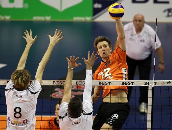 Felix Isaak, Nico Zager, Paul Carroll Aktion Spielszene Zweikampf Volleyball Bundesliga Herren Saison 2012 13 23.02.2013 BR Volleys Berlin BRV vs. TV Rottenburg TVR