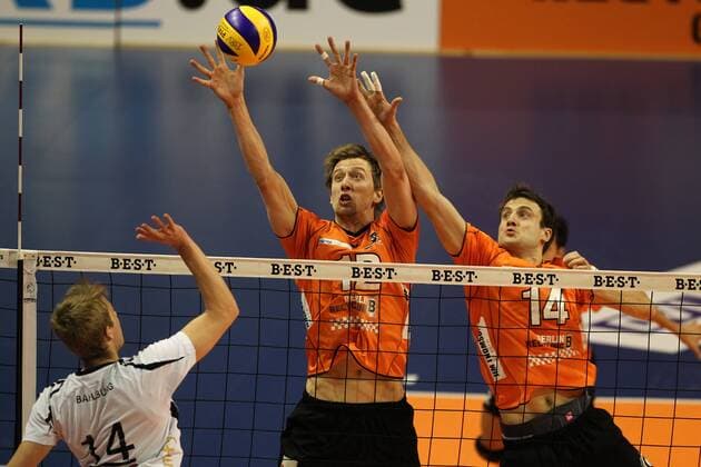 Rene Bahlburg, Paul Carroll, Tomas Kmet Aktion Spielszene Zweikampf Volleyball Bundesliga Herren Saison 2012 13 23.02.2013 BR Volleys Berlin BRV vs. TV Rottenburg TVR