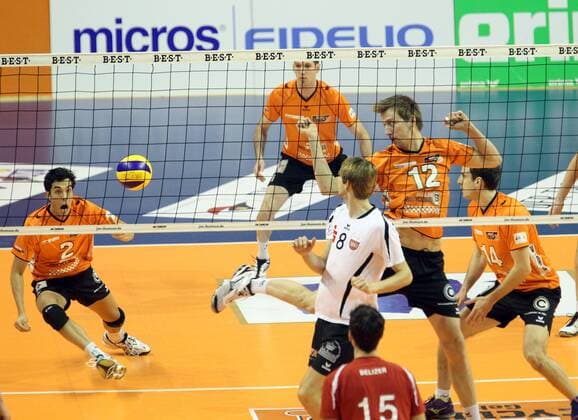 23.02.2013, Max-Schmeling-Halle, Berlin, GER, 1.DVL, Berlin Recycling Volleys, vs TV Rottenburg im Bild, Kawika Shoji (Berlin Recycling Volleys), Paul Carroll (Berlin Recycling Volleys), Felix Isaak (BTV 1861 Rottenburg)