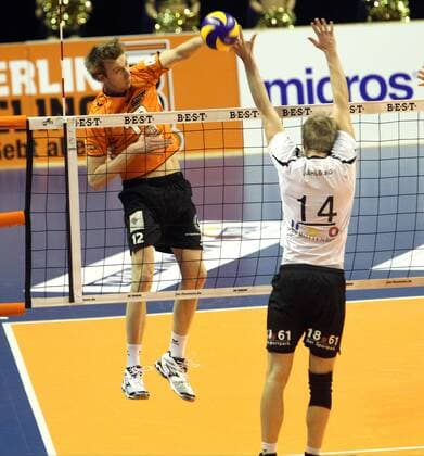 23.02.2013, Max-Schmeling-Halle, Berlin, GER, 1.DVL, Berlin Recycling Volleys, vs TV Rottenburg im Bild, Paul Carroll (Berlin Recycling Volleys), Rene Bahlburg (BTV 1861 Rottenburg)