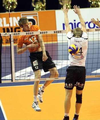 23.02.2013, Max-Schmeling-Halle, Berlin, GER, 1.DVL, Berlin Recycling Volleys, vs TV Rottenburg im Bild, Paul Carroll (Berlin Recycling Volleys), Rene Bahlburg (BTV 1861 Rottenburg)
